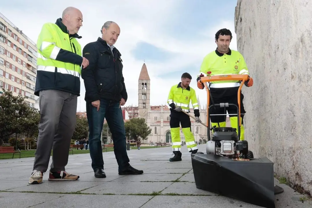 Presentacion nuevas desyerbadoras y carros limpieza viaria servicio municipal Ayuntamiento Valladolid