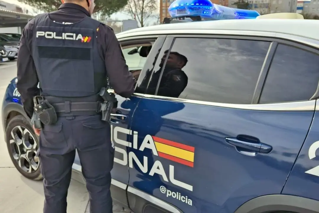 Agente y coche de la Policia Nacional intervencion sucesos altercados Valladolid