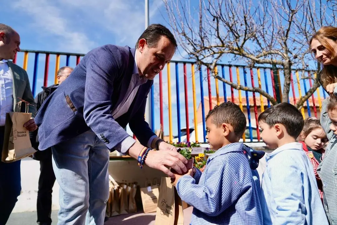 Dia del Arbol celebracion escolares Rueda entrega tiesto flor temporada Diputacion Valladolid