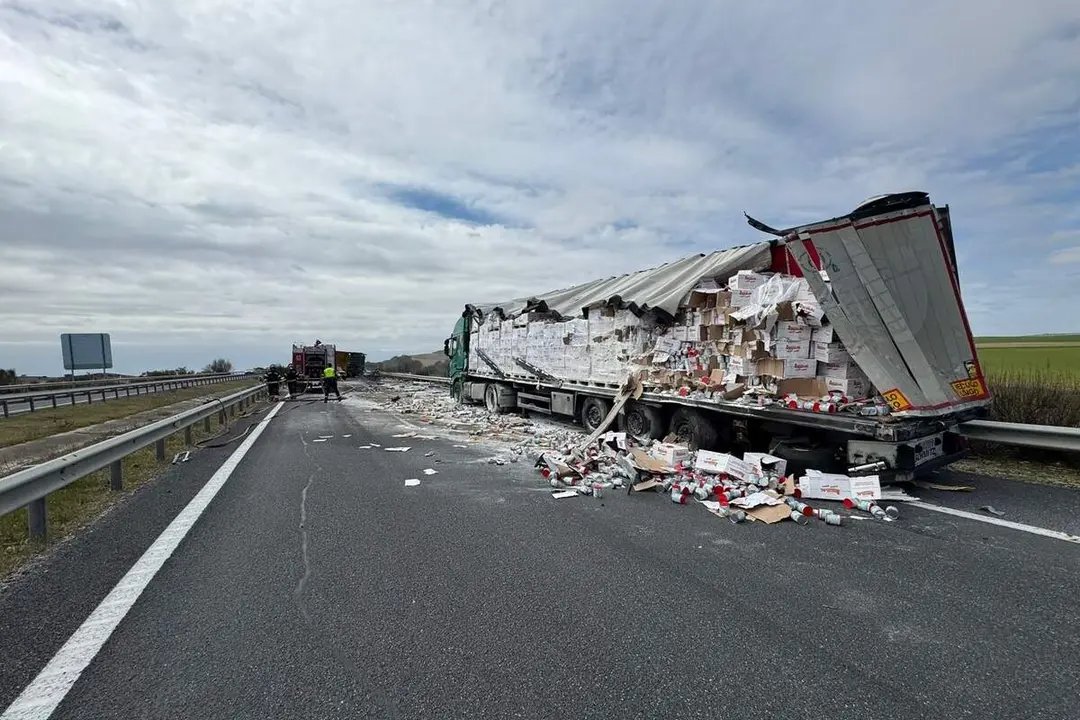 Colision dos camiones incendio Castrillo de la Guarena A-62 provincia Zamora limite Valladolid