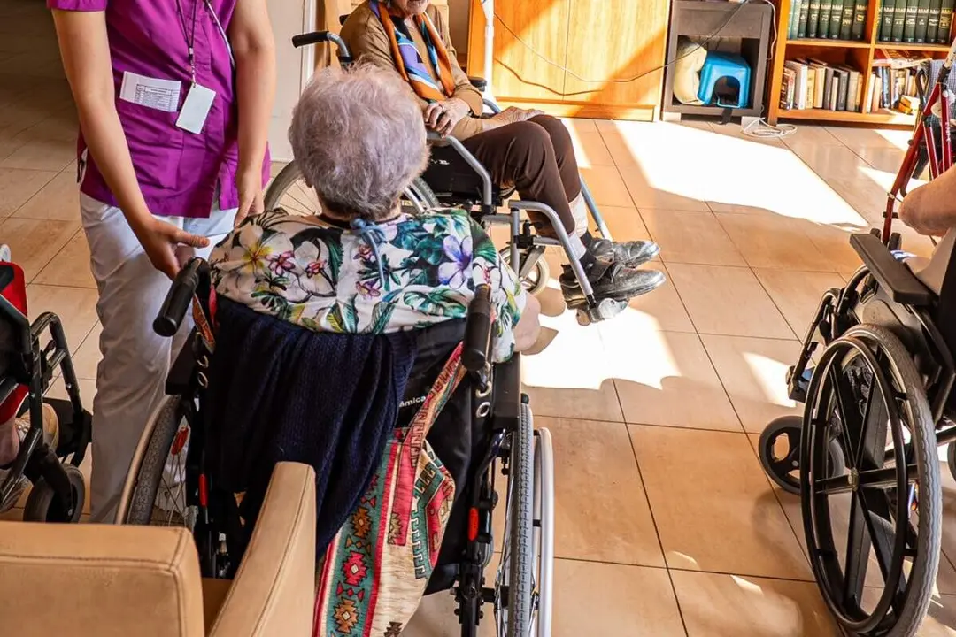 Residencia tercera edad personas mayores trabajadora cuidadora empleo Valladolid