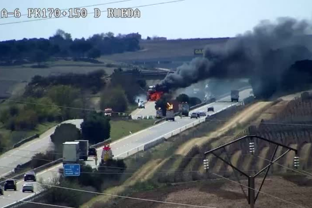 Incendio camion corte trafico A-6 kilometro 167 Rueda sentido A Coruna