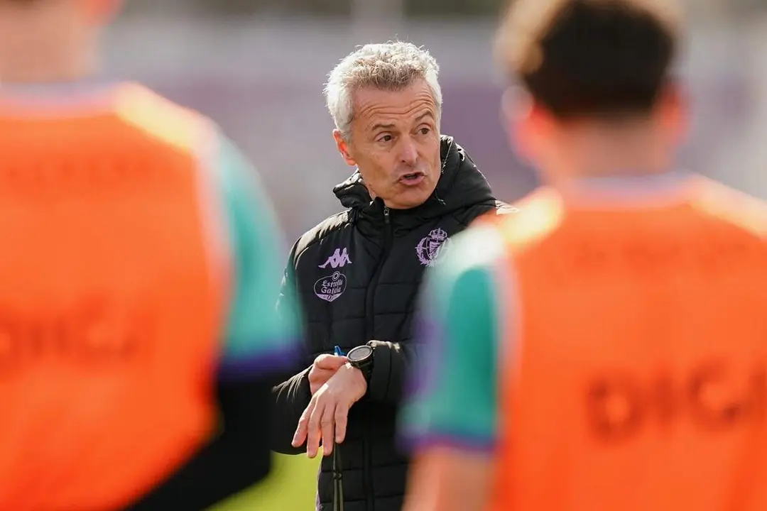Fran Escriba dando explicaciones jugadores entrenamiento Real Valladolid Los Anexos