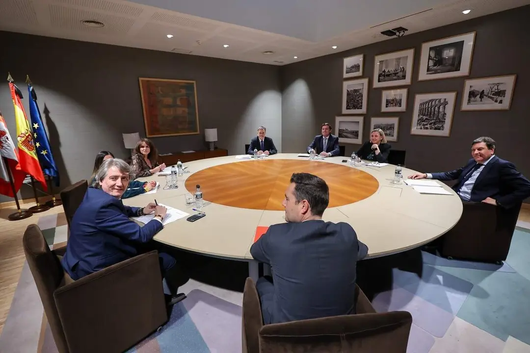 Reunion PP y PSOE Manueco y Martinez ronda contactos elecciones Castilla y Leon