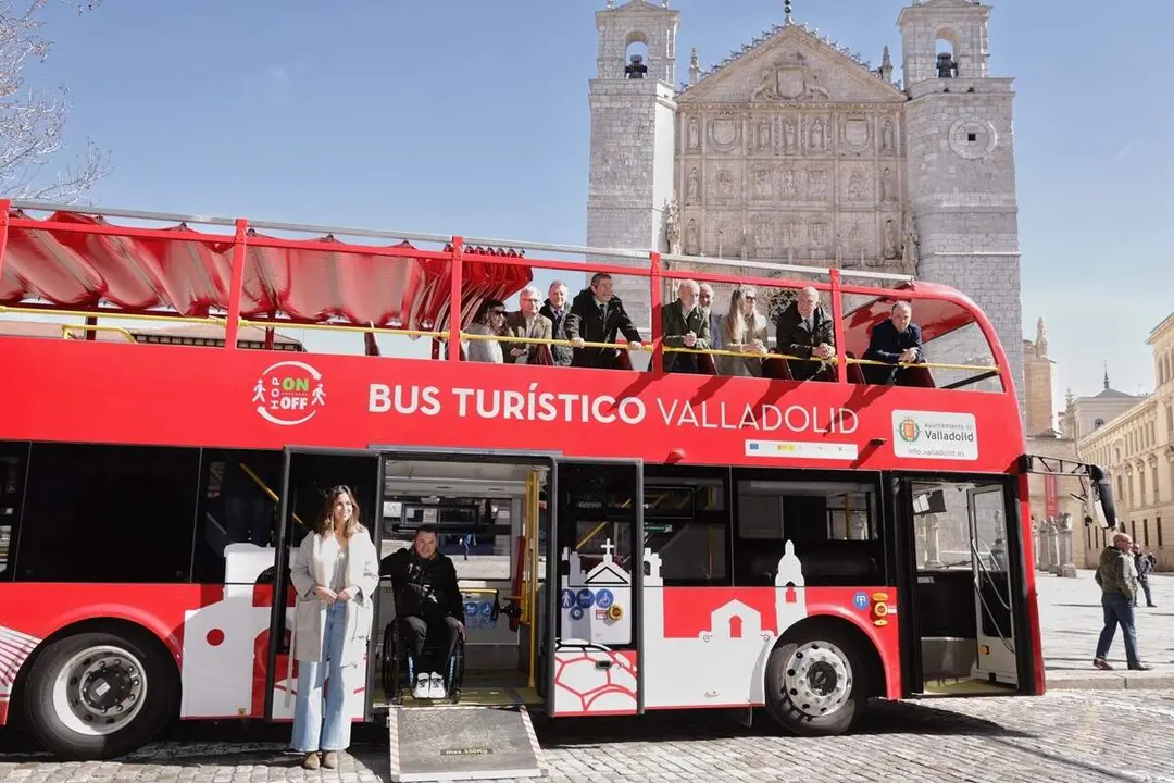 Nuevo bus turistico Valladolid color rojo electrico y accesible Ayuntamiento
