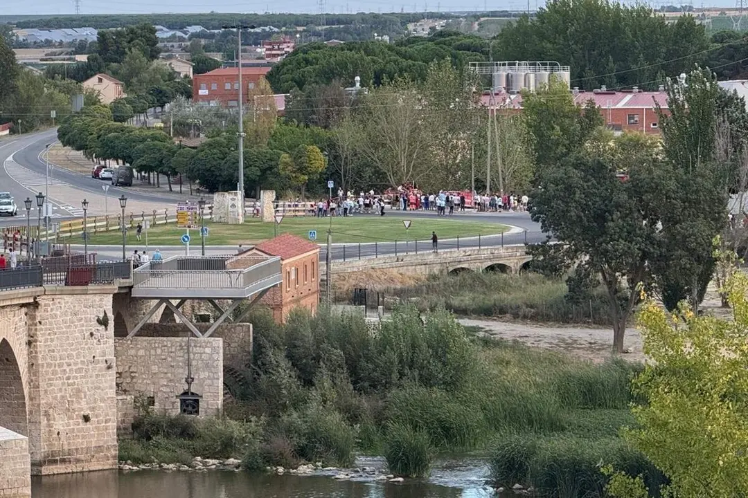 Tordesillas puente medieval sobre rio Duero provincia Valladolid turismo