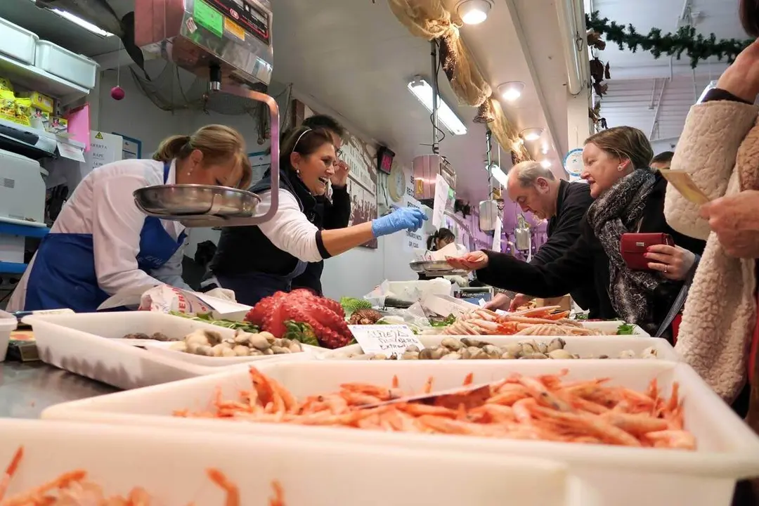 Pescaderia supermercado Valladolid empleo trabajadores y clientes