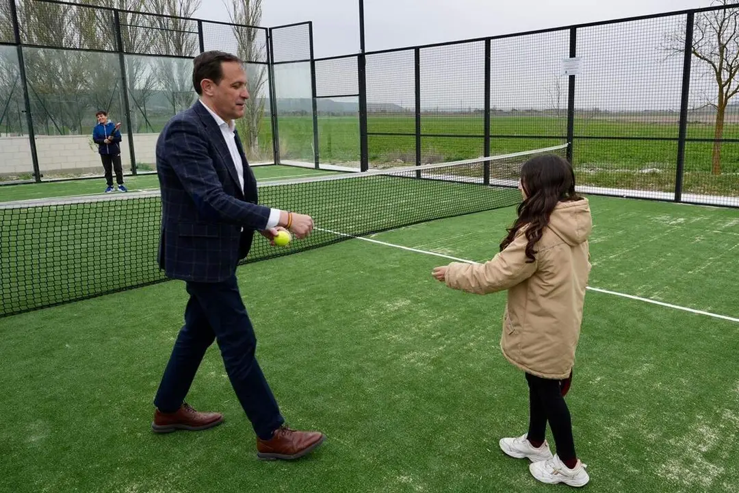Inauguracion pista de padel Olivares de Duero Diputacion Valladolid visita presidente Conrado Iscar