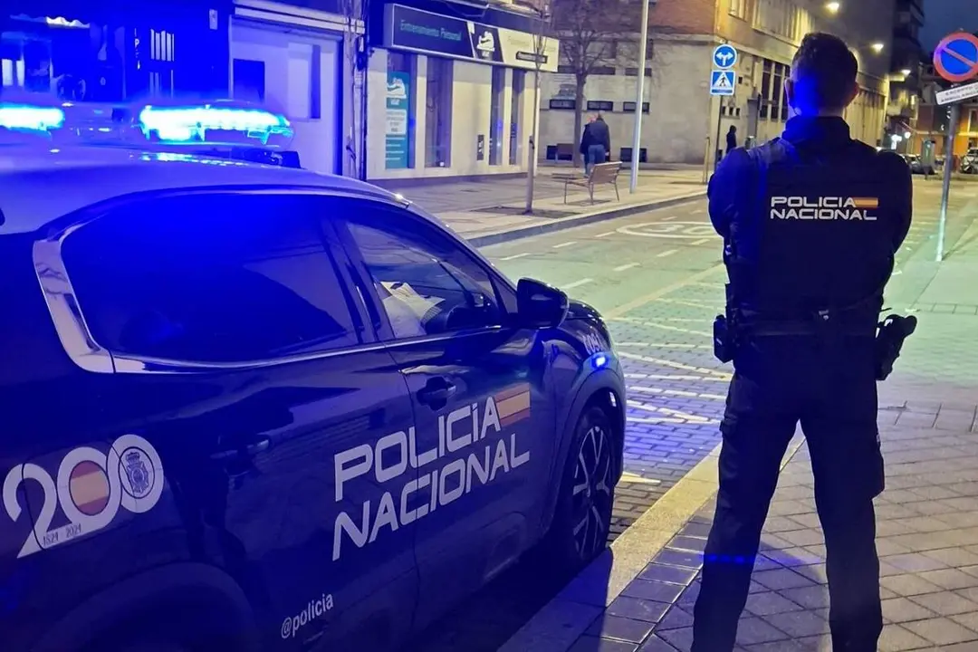 Agente Policia Nacional coche patrulla calle Felipe II centro Valladolid intervencion noche