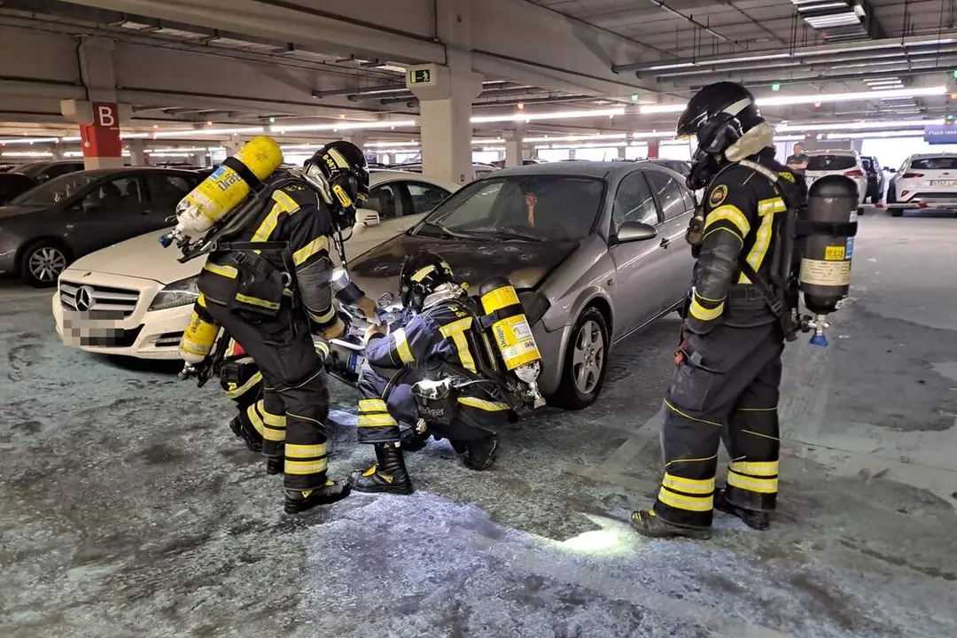 Incendio coche parking subterraneo Rio Shopping Arroyo Bomberos Diputacion Valladolid
