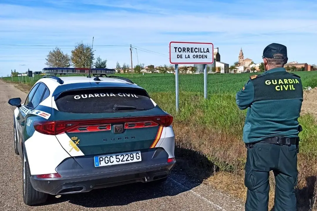 Agente y coche patrulla de la Guardia Civil entrada Torrecilla de la Orden sucesos