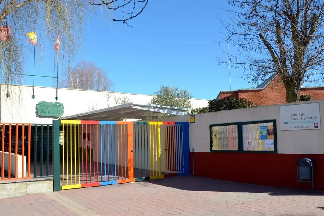 Entrada colegio publico Miguel Delibes Aldeamayor de San Martin provincia