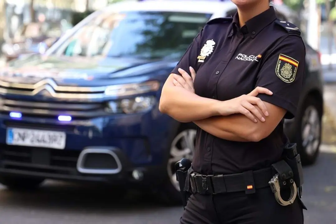 Agente mujer Policia Nacional de Valladolid detencion via publica sucesos coche patrulla