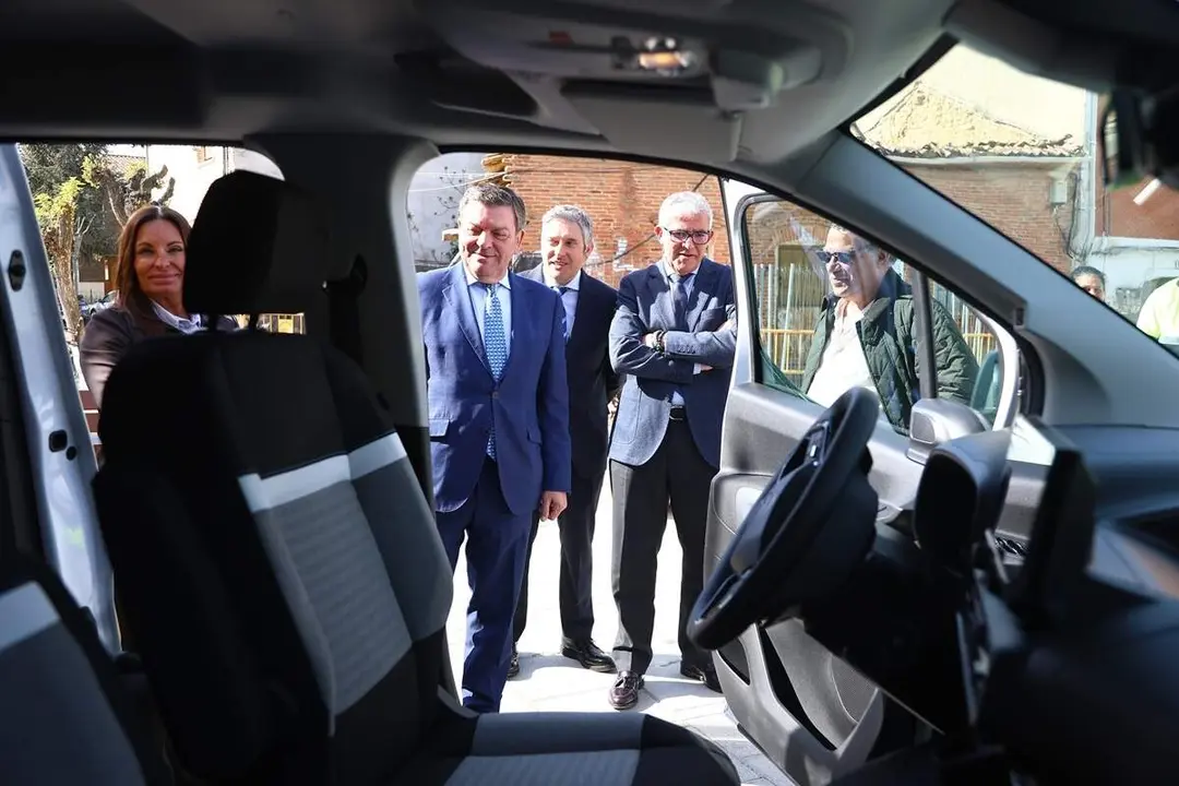 Presentacion vehiculos pick up y furgoneta La Cisterniga consejero de Presidencia jcyl