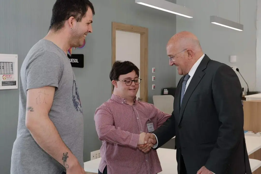 Visita Jesus Julio Carnero practicas personas discapacidad intelectual Centros Vida Activa Valladolid