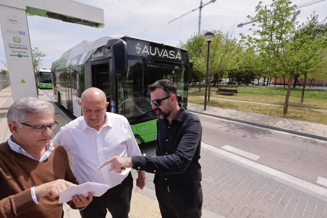 Anuncio servicio autobus buho barrio Santos Pilarica Auvasa Ayuntamiento Valladolid