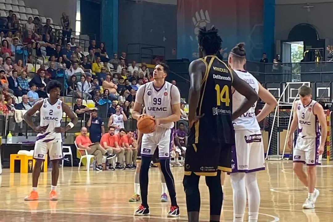 Primera eliminatoria playoffs Segunda FEB partido ida Lliria vs Baloncesto Valladolid derrota