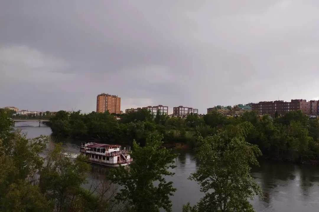 Rio Pisuerga barco lluvias y tormentas ciudad Valladolid tiempo
