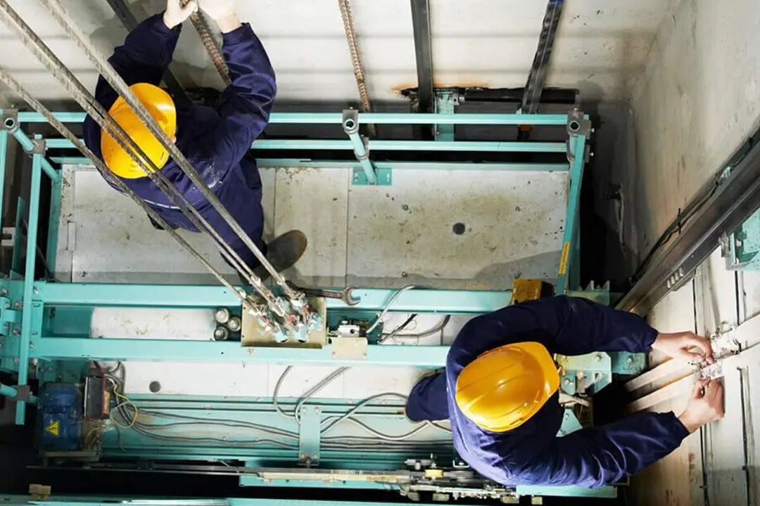 Instaladores de ascensores empleo trabajo edificio Valladolid