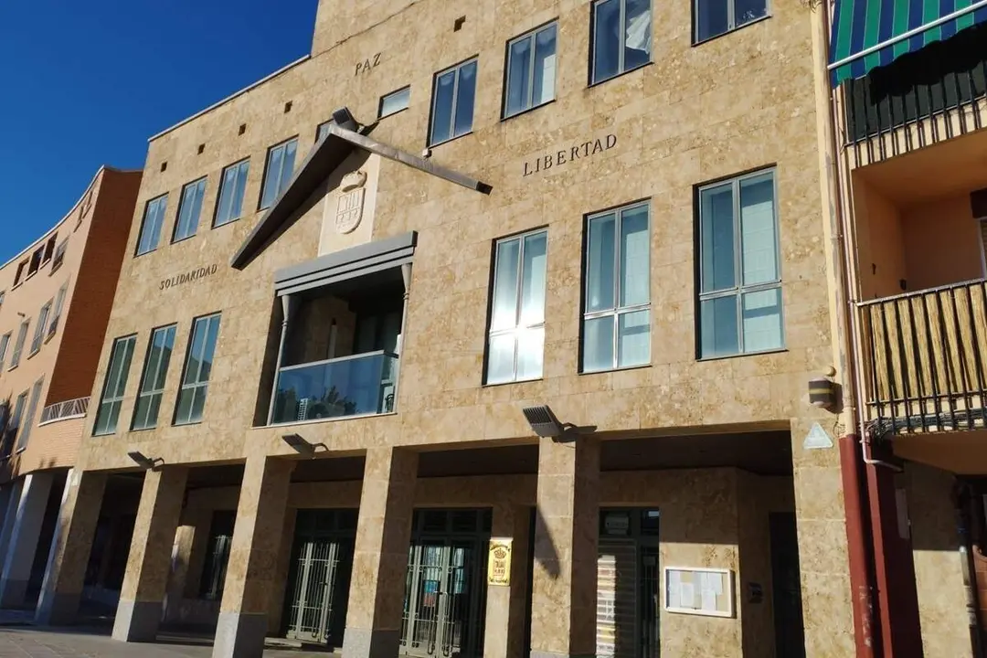 Fachada y balcon Ayuntamiento de La Cisterniga politica provincia