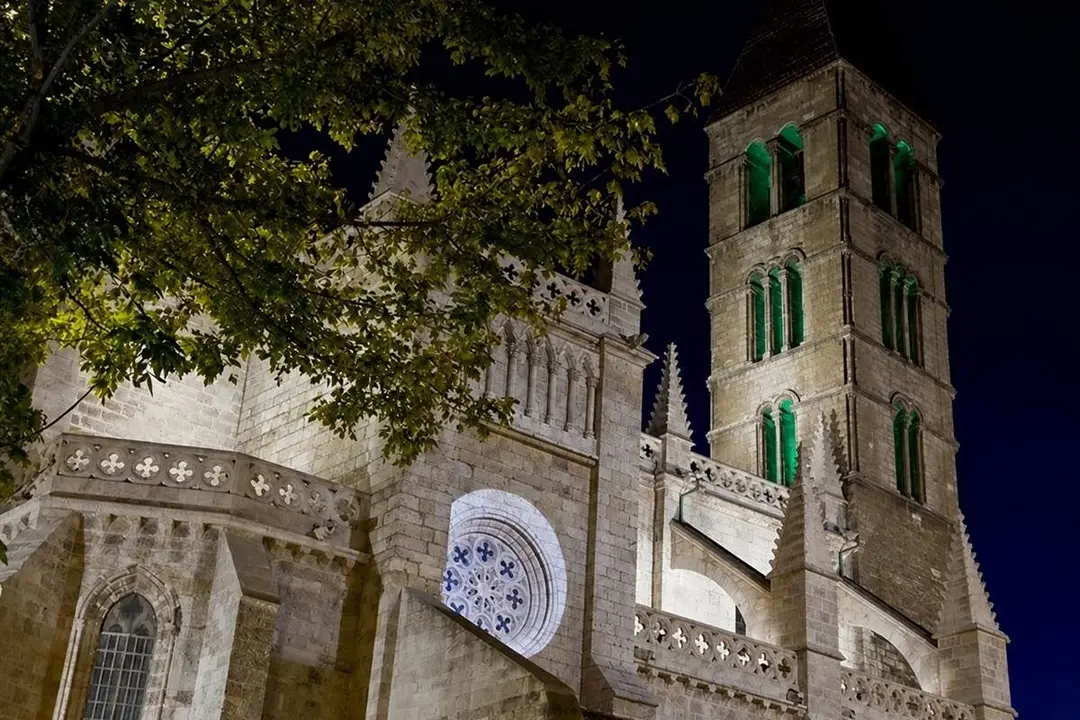 Iglesia de La Antigua ruta Rios de Luz iluminacion verde turismo Valladolid