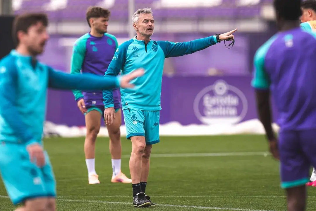 Fran Escriba dirigiendo entrenamiento jugadores Los Anexos previa Real Valladolid