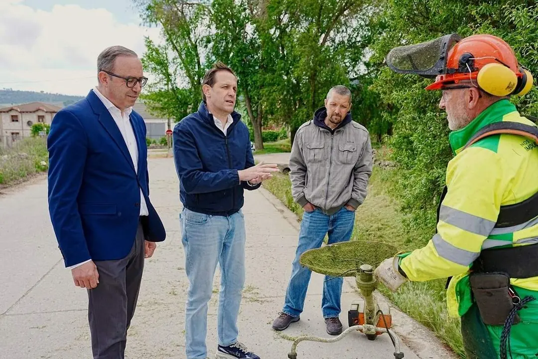 Visita Conrado Iscar Pina de Esgueva cuadrillas forestales Diputacion de Valladolid