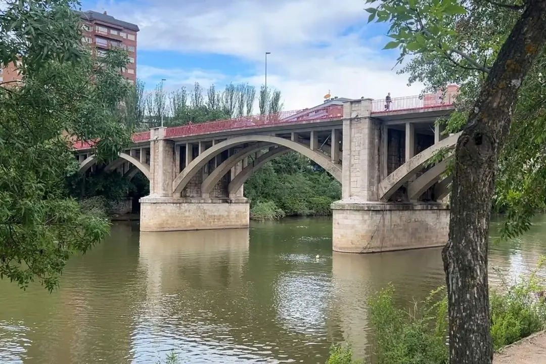 Puente Poniente zona La Rosaleda rio Pisuerga primavera tiempo ciudad Valladolid