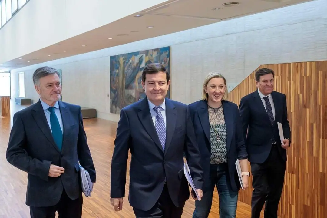 Alfonso Fernandez Manueco y su equipo PP negociacion Vox Castilla y Leon