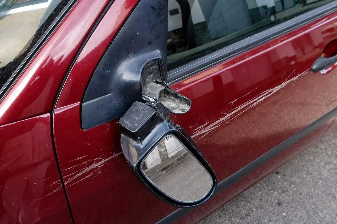 Espejo retrovisor roto y rayones coche acto vandalico sucesos Valladolid