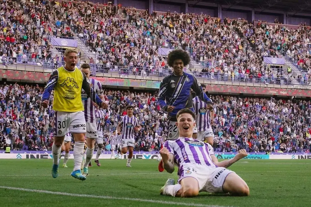 Celebracion gol Angel Carvajal canterano debut Real Valladolid vs Zaragoza