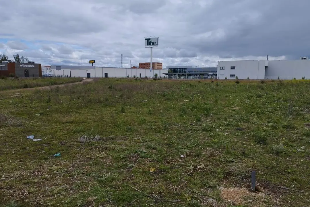Parcela instalacion estacion hidrogenera barrio Puente Jardin calle Frambuesa