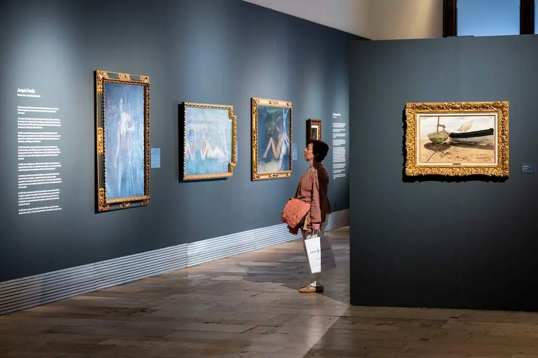 Exposicion Tres visiones de Espana sala La Pasion visitantes museo