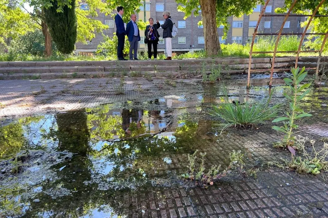 Fuga agua barrio Arturo Eyries visita concejales PSOE Valladolid denuncia oposicion