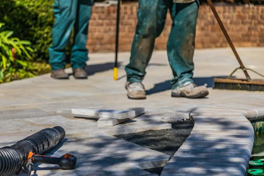Trabajadores obra reparacion acera adoquines herramientas empleo Valladolid