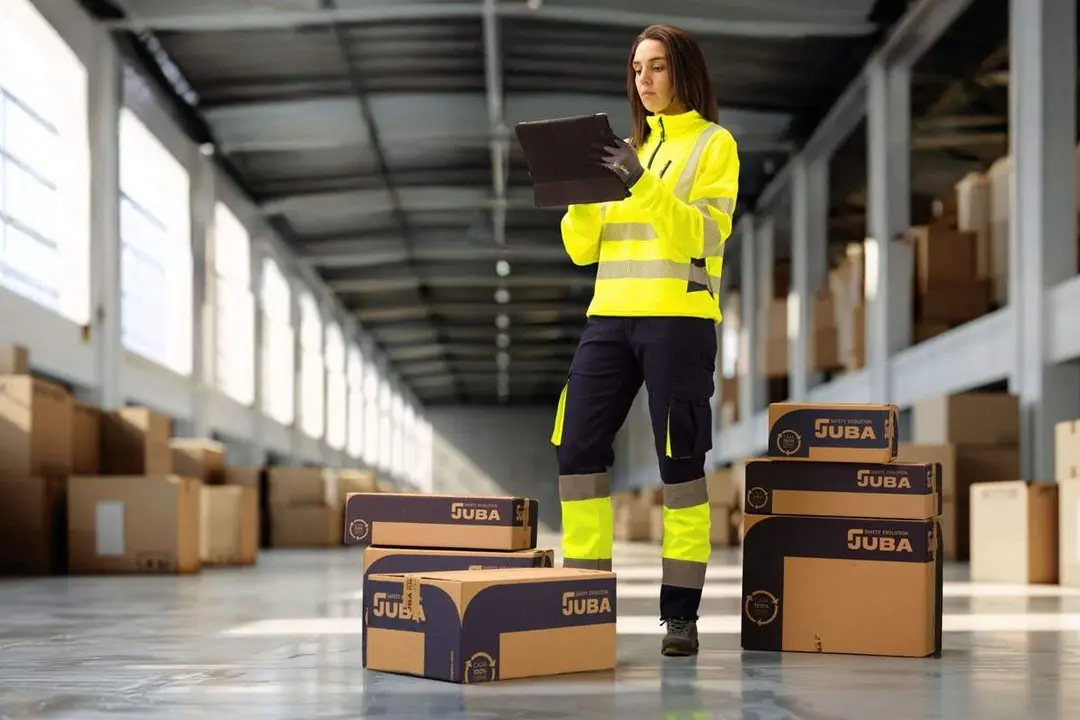 Trabajadora paqueteria almacen ropa de trabajo adecuada