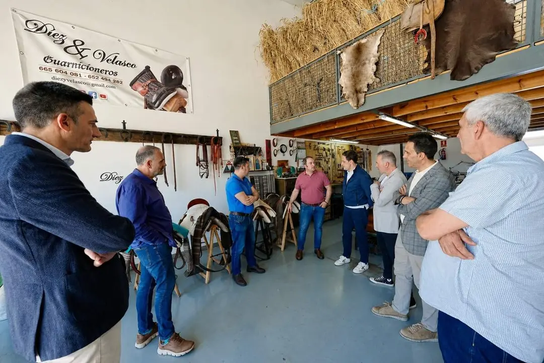 Visita Centro Provincial de la Artesania de Portillo presidente Diputacion de Valladolid sillas de caballo