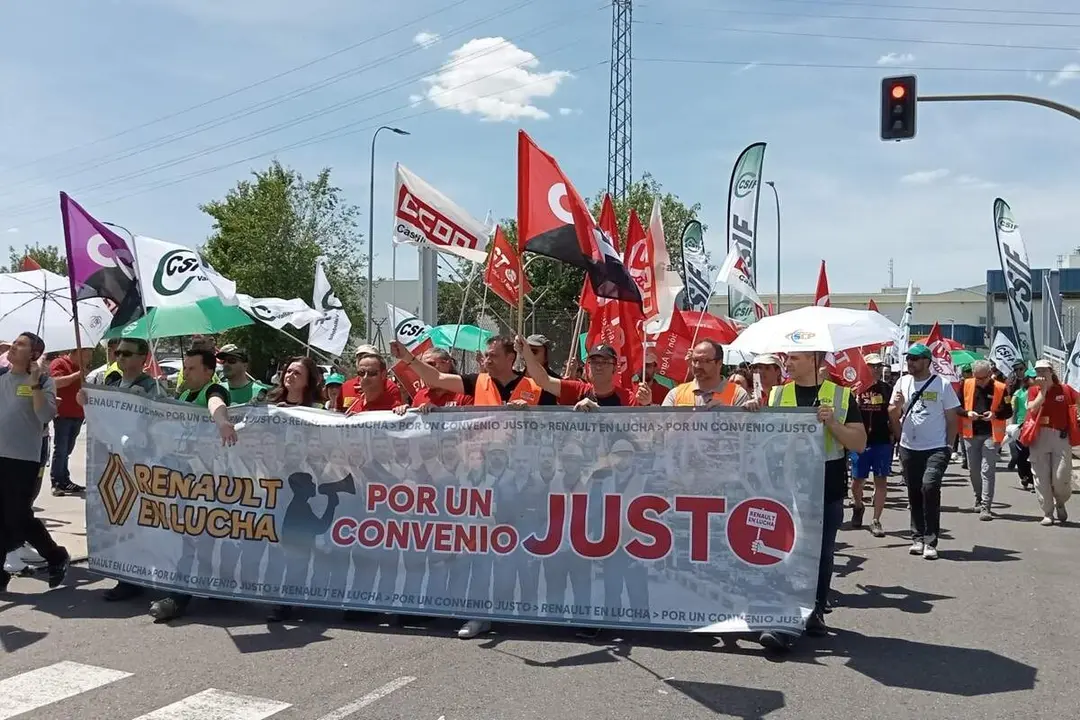 Concentracion trabajadores Renault Valladolid paros una hora negociacion convenio