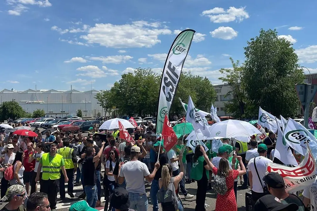 Concentracion trabajadores Renault conflicto laboral paro planta Valladolid sindiactos
