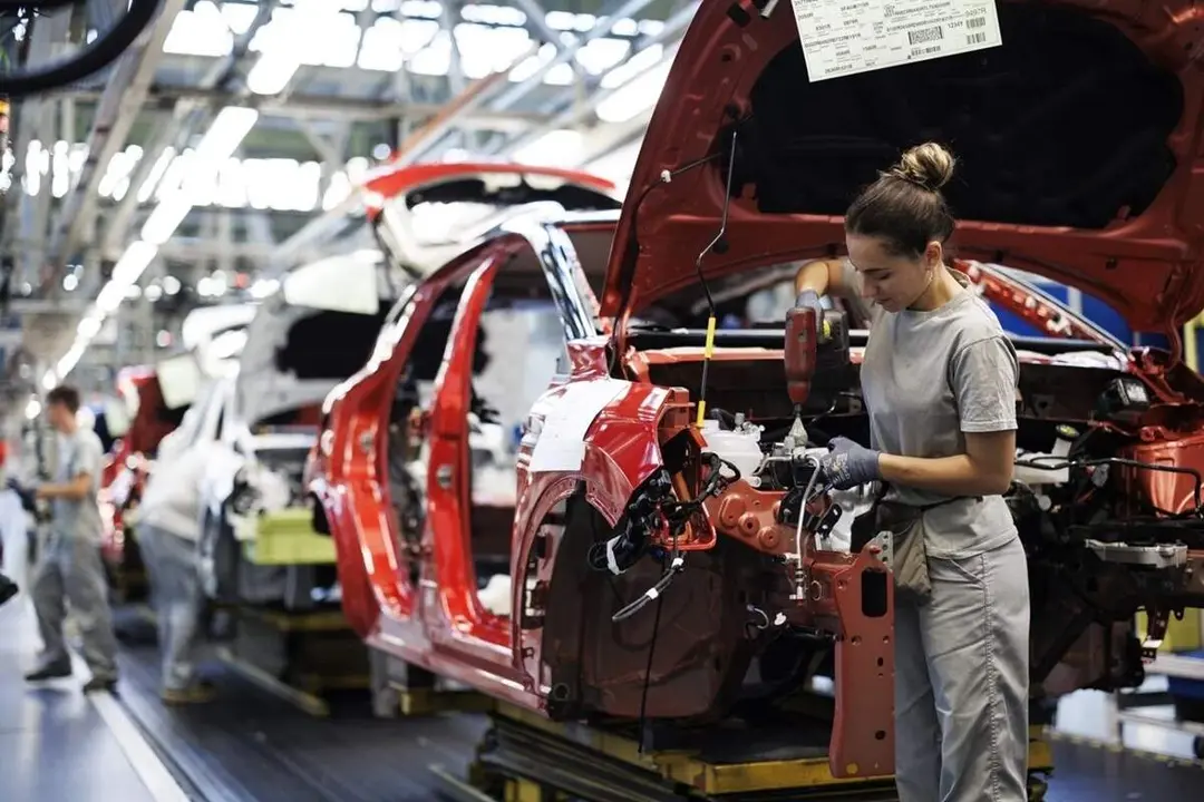 Trabajadora cadena montaje fabrica Renault planta Valladolid empleo