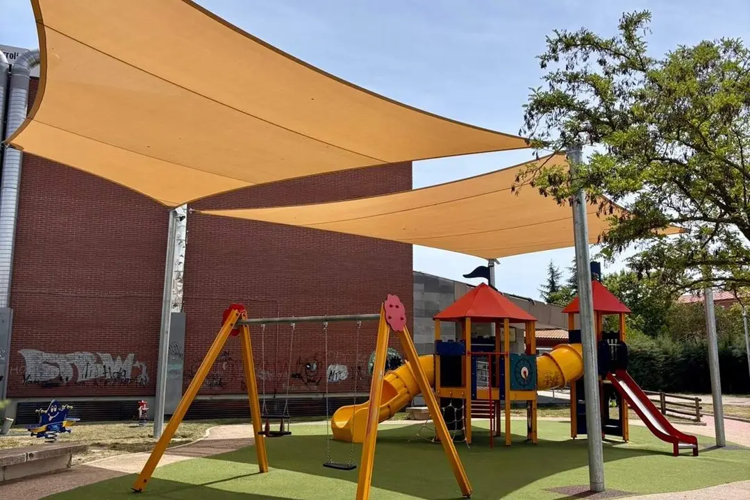 Instalacion toldos vela parques Cigales combatir altas temperaturas