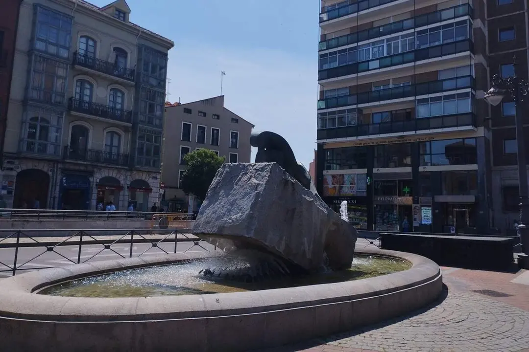 Plaza Espana fuente ciudad buen tiempo calor primavera Valladolid