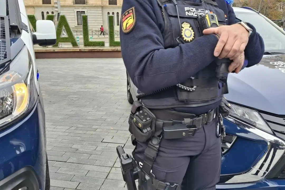 Agente Policia Nacional coche intervencion centro Valladolid Plaza Zorrilla