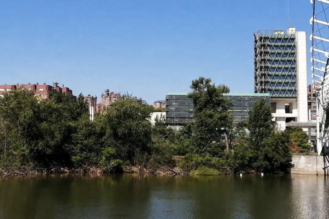 Ribera rio Pisuerga zona Museo de la Ciencia ciudad Valladolid