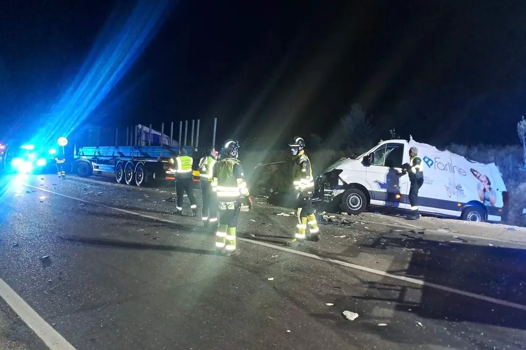 Colision frontal camion y furgoneta N-122 Penafiel heridos Bomberos Diputacion