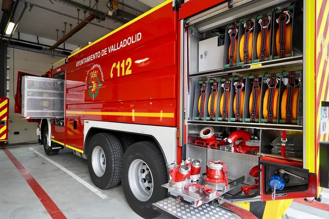 Camion y equipos Bomberos municipales Valladolid incendio extincion fuego