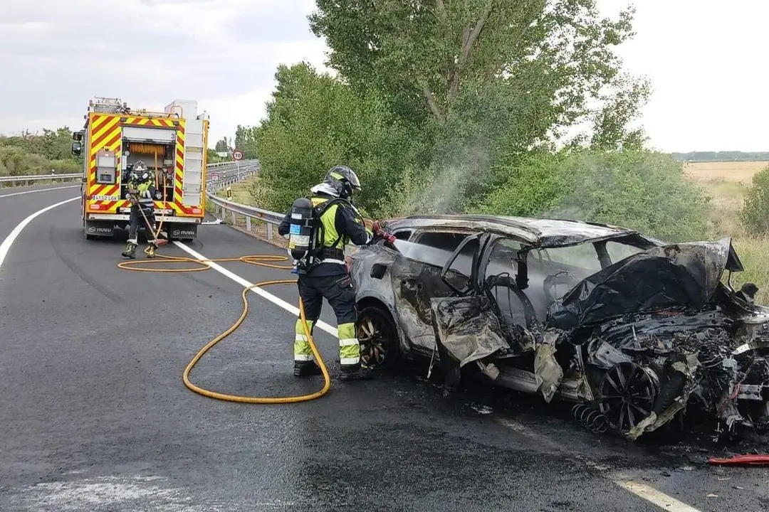 Colision turismo y tractor N-620 Pollos hombre herido atrapado sucesos