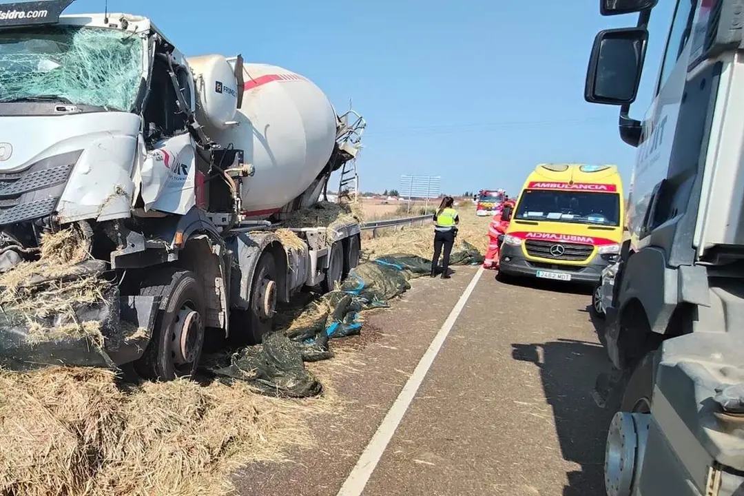 Accidente vuelco camion pacas de paja Medina de Rioseco
