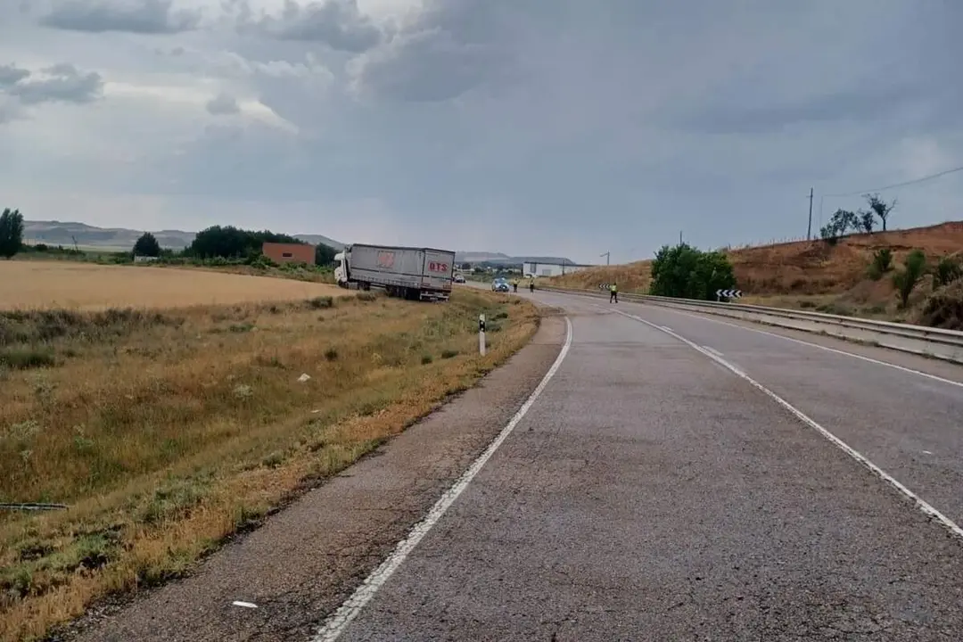 Accidente mortal N-122 Penafiel hombre fallecido y mujer herida colision turismo y camion