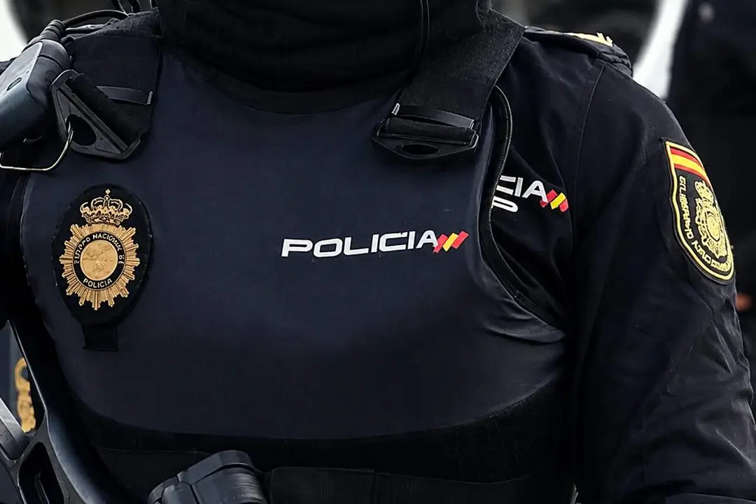 Agente mujer Policia Nacional de Valladolid chaleco intervencion sucesos